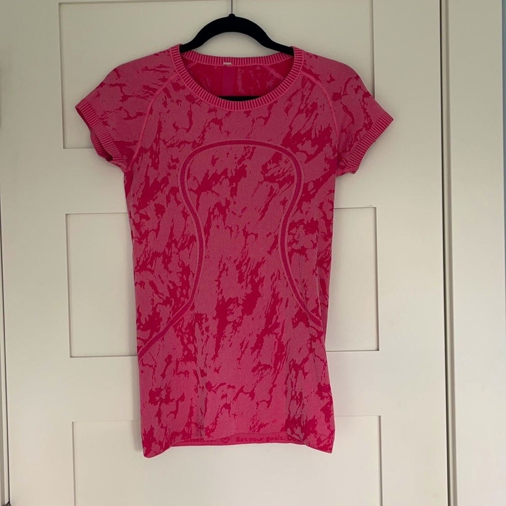 Lululemon Size 6 Pink Short Sleeve shirt